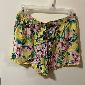 Hollister small yellow floral shorts